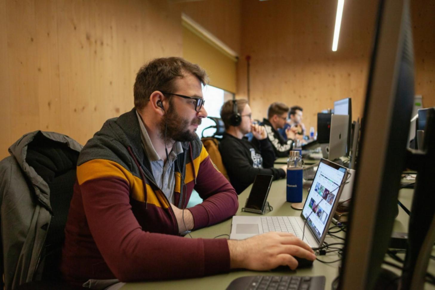 Équipe travaillant sur des projections budgétaires